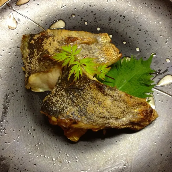 ジューシーなスズキの塩焼きと 鯛のお刺身
蕗と小芋の焚いたん タン塩焼き 半額でつい買ってしまったウニご飯
美味しいご飯が食べられることに感謝しましょう(^人^)|Yuriさん