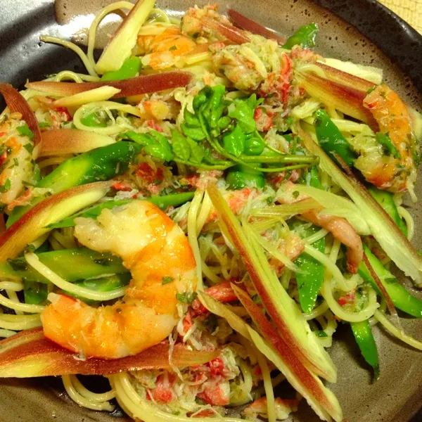 今日の晩御飯は 蟹の木の芽ジェノベーゼ風パスタ 茄子と蓮根の蟹あんかけ ひじきの焚いたん 出し巻き卵 いくらご飯
ごちそうさまでした♡|Yuriさん