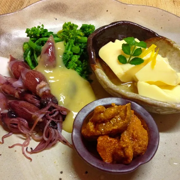 今日の晩御飯＼(^o^)／
ホタルイカと菜の花の辛子和え、卵豆腐、うに
揚げ出しナス、めかぶサラダ、イワシのマリネ、鶏照焼き、鰻巻き、ウニご飯♡
今日も ご飯が食べれて幸せでした♡|Yuriさん