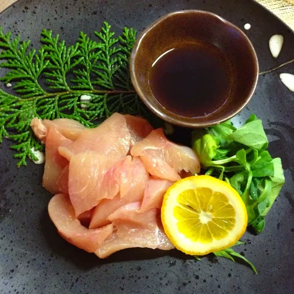 夜ご飯は 地鶏のお刺身に 鶏の湯引きのセリ和え それに朝に作ったマリネに胡瓜のニンニク醤油漬け 漬けサーモンと山芋の和物
貰い物のスパークリングワインでもう出来上がってまする〜(^^;;|Yuriさん