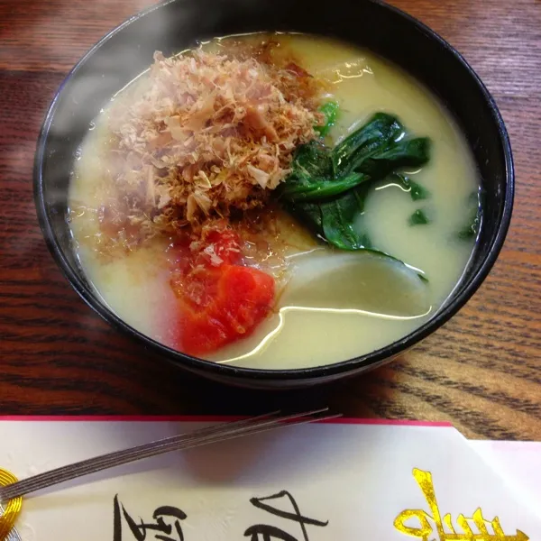 Snapdishの料理写真:京都のお雑煮は 白味噌仕立て
雑煮大根 金時人参 頭芋と茹でた餅を入れて 鰹をドバッと乗せるのが我が家風|Yuriさん