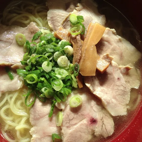 お昼はラーメン
もうね お店のこってりラーメンがムリ
だから塩茹でチャーシュー作った時のお汁に味王と塩コショウだけで塩ラーメンにします(*^^*)|Yuriさん