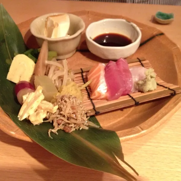 お昼の定食
日替わりはもち豚と玉ねぎのさっと煮とおばんざい
お刺身とおばんざい
まあ 1000円なら良しとしよう！|Yuriさん