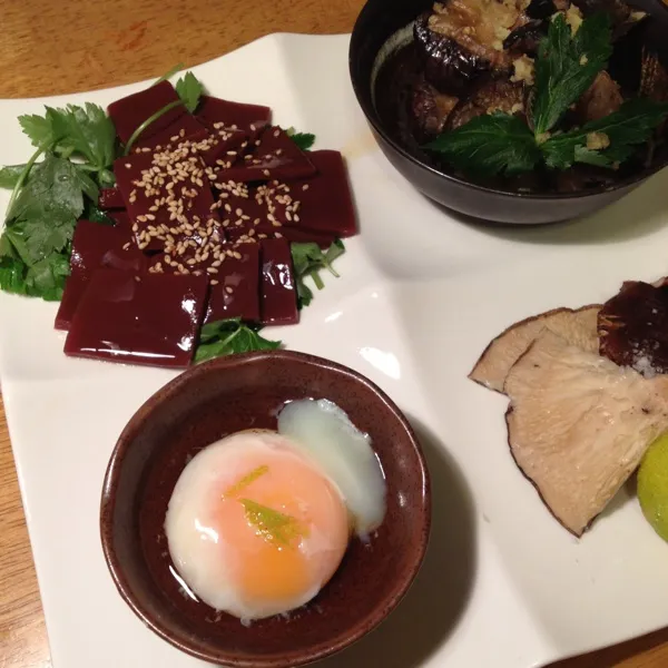 いつまでも蒸し蒸し暑い！
レバ刺しこんにゃく 茄子とにしんの炊いたん
焼き椎茸と温泉玉子
茄子と豆腐の豆乳グラタン（トロミはトロロ）
100円LAWSONで売ってたラムレーズンアイスうめ～～♡|Yuriさん