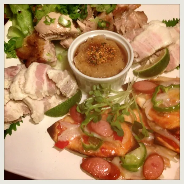 今日は 旦那と二人なんで 冷蔵庫にあるもので
鳥もも塩焼きと湯で豚は大根おろしで
トルティーヤの生地が残ってたから ピザ風に
前に教えてもらった味噌漬けをサーモンで
やっと飲めるチューハイ(^O^)／|Yuriさん