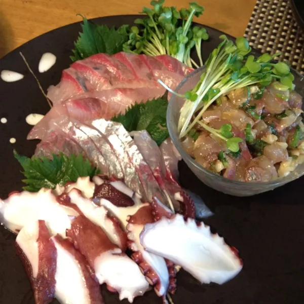 今日の昼ご飯は お客さんと
お刺身なめろう 
鯵、ハマチの握り
カブト焼き
つづく|Yuriさん