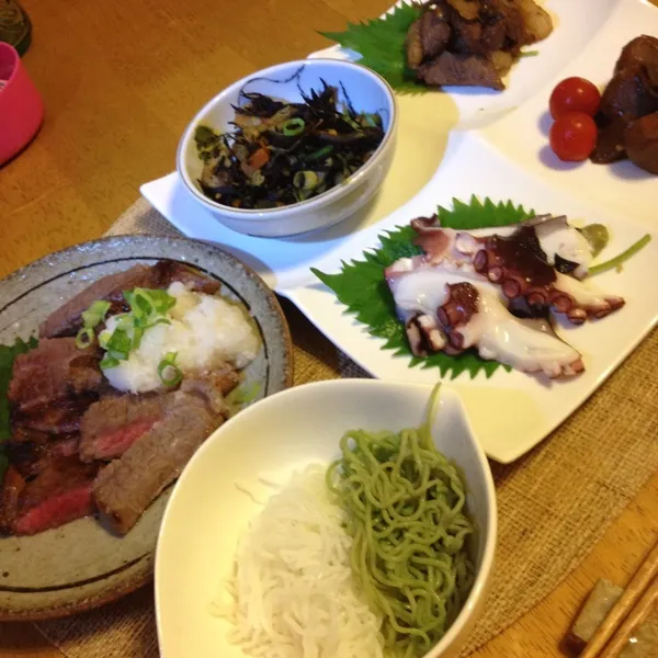 今日は 火を使って おかず作ったら 彩り悪っ！
牛肉のおろしポン酢、魚そうめん、ひじきに、たこの刺身、プッコチと玉こんにゃくの味噌煮、鹿ロースとゴボウの山椒煮
茶色 ばっかり（笑）|Yuriさん