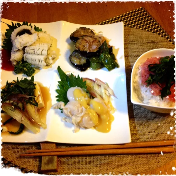 Snapdishの料理写真:今日も暑かったね(^^;;
出来るだけ火を使わずに 手抜き料理（笑）
魚屋のおっちゃんに売れ残りの鱧買ってくれ言われた(-｡-;
なすと長とうの揚げ出汁、豆腐、貝柱の辛子酢みそ、ネギトロ丼|Yuriさん