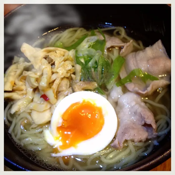 お昼ご飯
王将で買った生塩ラーメン
あっさりして なかなか美味でした(o^^o)|Yuriさん