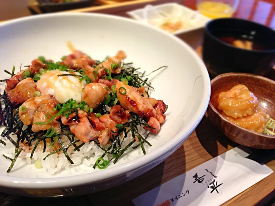 Snapdishの料理写真:温玉鶏丼・海老マヨランチ|ryutaさん