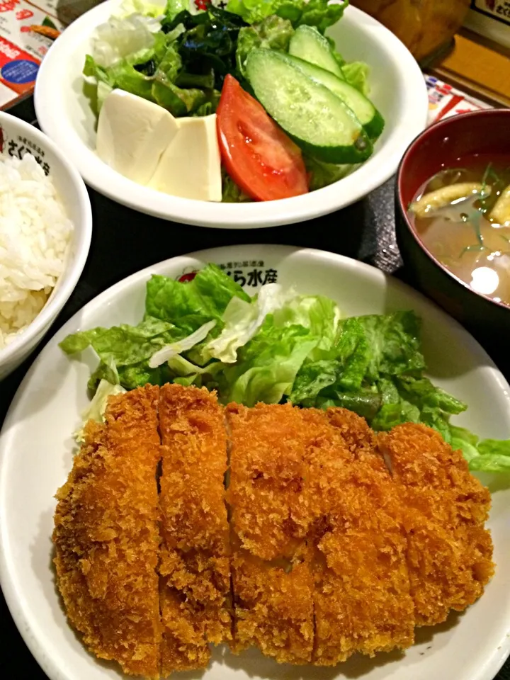 Snapdishの料理写真:ランチは、チキンカツと野菜サラダ。|Takashi H.さん