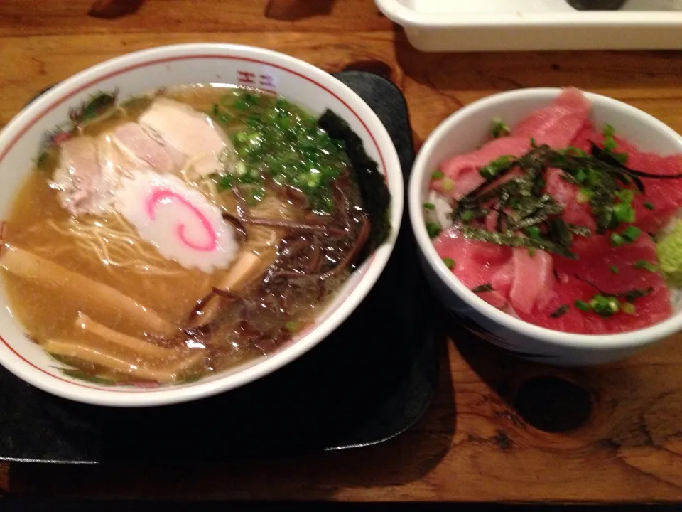 Snapdishの料理写真:醤油ラーメン＆まぐろ丼|まさとさん