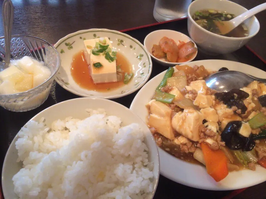 Snapdishの料理写真:【日替ランチ】挽肉豆腐煮込みを頂きました。|momongatomoさん