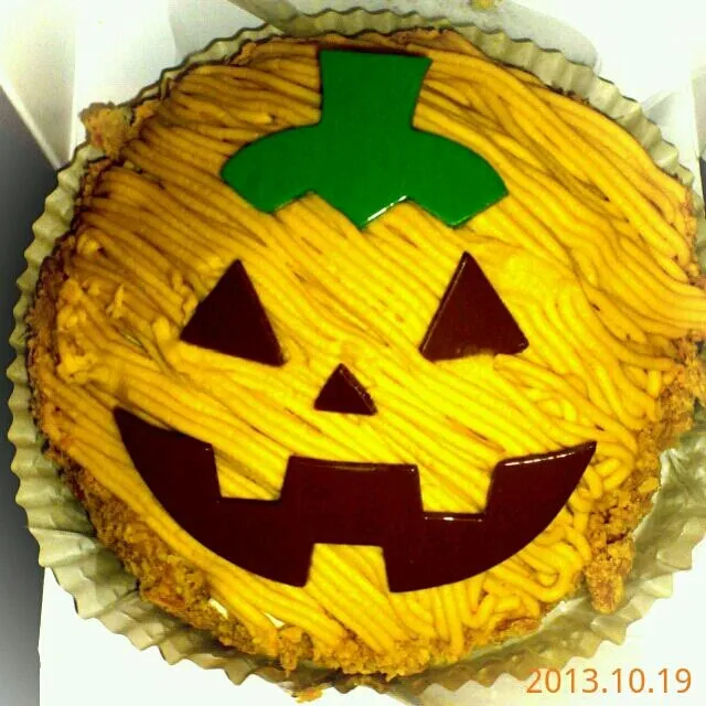 シュークリームが包み込まれてるかぼちゃモンブラン♡周りはパイ生地でいっぱいだからサクサク！Happy Halloween (･ω<*)|COCOさん