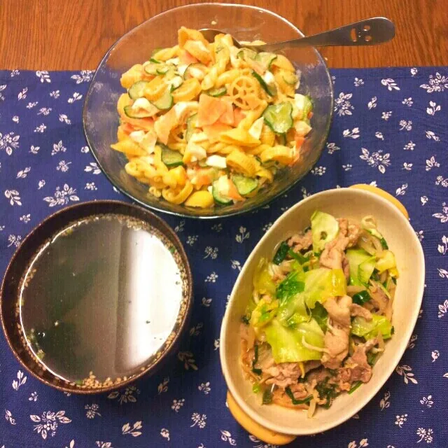 Snapdishの料理写真:野菜炒め＊胡麻ドレマカロニサラダ＊ワカメスープ
やっぱり、野菜炒めはそっちのけで、マカロニサラダ大人気でしたo(^o^)o|sakanechiさん