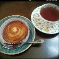 クイニーアマン
お菓子教室で、作ってきました(^o^)v
カリカリ、サックサクで美味しい~♡♡♡
しかし、生地伸ばすのが大変ですね(。-∀-)|sakanechiさん