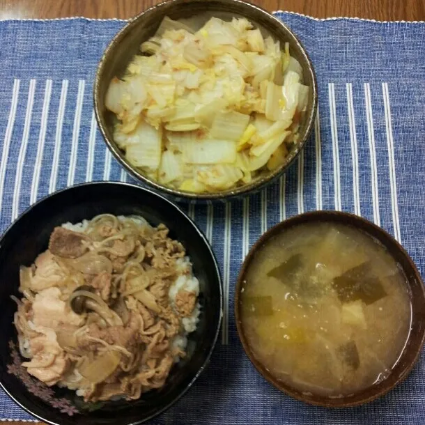 糸コンたっぷり牛丼＊味噌汁＊白菜煮浸しおかか和え
あぁ~、何だかメニが思い付かない！
そんな日は丼にしますΣ(´□｀;)
でも、みんな丼が好きよね♪|sakanechiさん