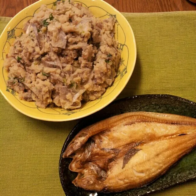 ホッケの干物＊レンコン入り卯の花＊リメイクトマト煮込み
昨日のトマト煮込みに、鱈と野菜足してチーズと牛乳でシチューにしました☆卯の花は、地味~だけどレンコンがいいアクセント(^^)v|sakanechiさん