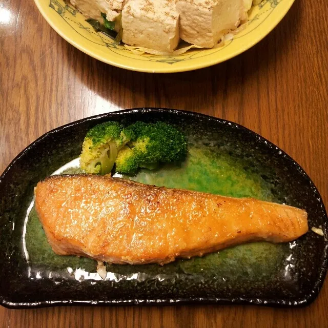 Snapdishの料理写真:＊サーモンムニエルマヨ醤油味
＊昨日のすき焼き煮
すき焼き煮、焼き豆腐を足すようにと、主人より指令がありました(*゜ー゜)ゞまたまた白米お代わりコース♡|sakanechiさん