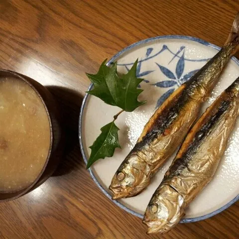 焼き真いわし＊なめこの味噌汁
ジャガイモのマヨチーズ炒め＊大根と人参のコンソメ煮
焼き魚の苦手な子供たちも、嫌々ながら鰯を食べました！！|sakanechiさん