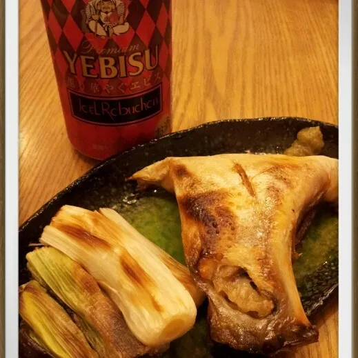 Snapdishの料理写真:ぶりカマ＊焼きネギ
私は、やっぱりぶりカマに柚子こしょうがお気に入り♪
ネギは甘くて美味しい~(〃^ー^〃)
このエビスも気に入りました♡♡♡|sakanechiさん