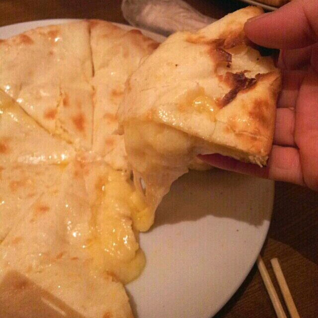 チーズナン ドライフルーツナン インドカレーは苦手な家族ですが チーズナンが大好きですチーズたっぷりでちょっと甘いのが美味しいもう つはレーズン ナッツ サクランボ ココナッツ入り Sakanechi Snapdish スナップディッシュ Id Tg8maa