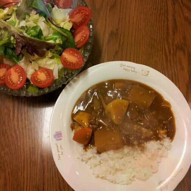 カレーライス
ベビーリーフとトマトのサラダ
生サラダ、久々食べた気がします。
もりもり食べちゃった(^o^)v|sakanechiさん