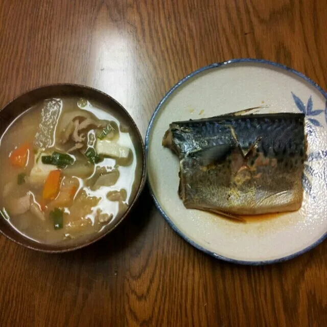 鯖の煮付け  豚汁
マスカットピーチ
寒い雪の日は豚汁で温まりました(^^)v
鯖が苦手な主人が珍しく、煮付けを褒めてくれました♡|sakanechiさん