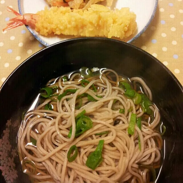 年越しそば
海老天、かき揚げ
何だかバタバタの一日で、天ぷらは買ってきちゃった(´；ω；`)|sakanechiさん