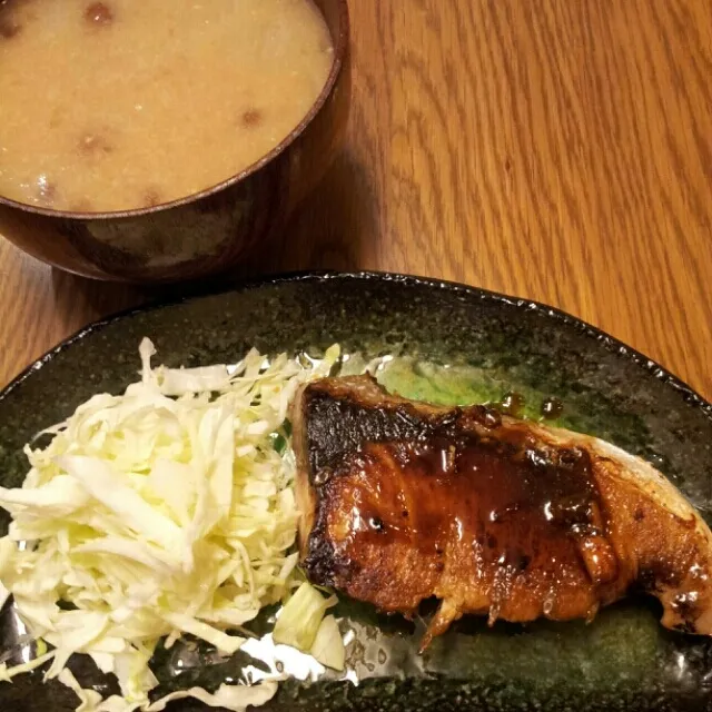 ブリの照り焼き  ナメコと玉ねぎの味噌汁  
かぶらと油揚げの炊いたの
かぶら炊きすぎちゃってトロトロ~(。-∀-)
でも採りたて野菜はありがたいですね(^3^)/|sakanechiさん