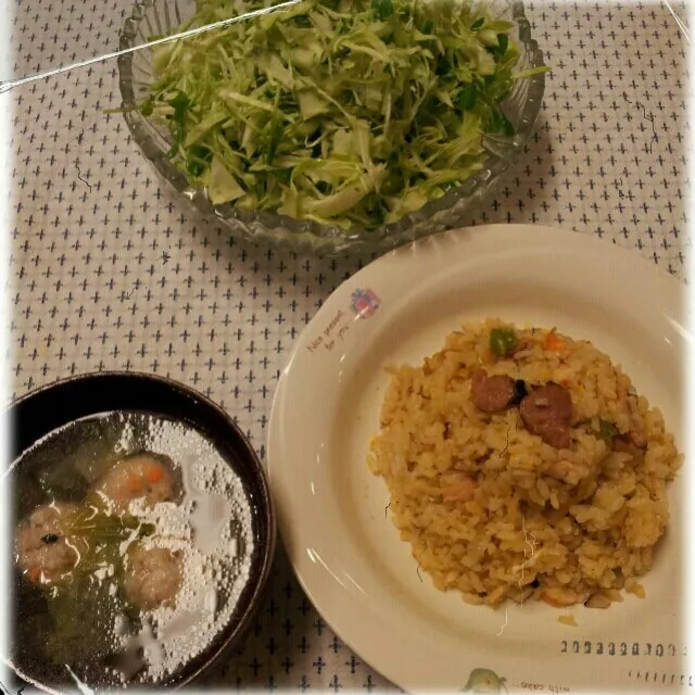 チャーシユー炒飯・つみれの中華スープ・豆苗サラダ
マヨネーズで炒めた炒飯は皆に好評でした(*^^*)
みんなでお代わりして、沢山作ったけどぺろっと完食です
( v^-゜)♪|sakanechiさん