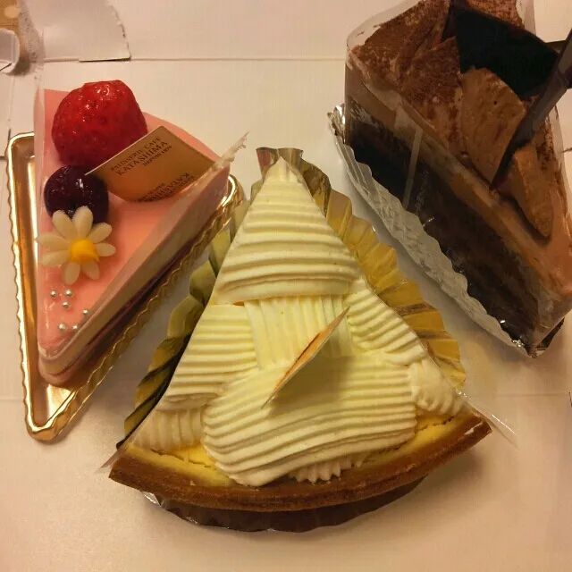 近所のケーキ屋さん、誕生日月間割引券もらったので早速いただきました(о´∀`о)
私はベイクドチーズをチョイス~♪|sakanechiさん