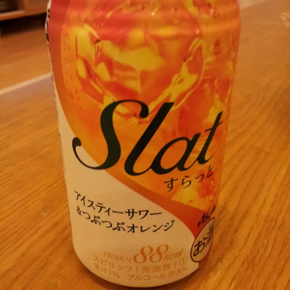 Slat  アイスティ&つぶつぶオレンジ
本当にオレンジ味のアイスティでした(^^)
軽く呑みたい日には、丁度いいです( v^-゜)♪|sakanechiさん