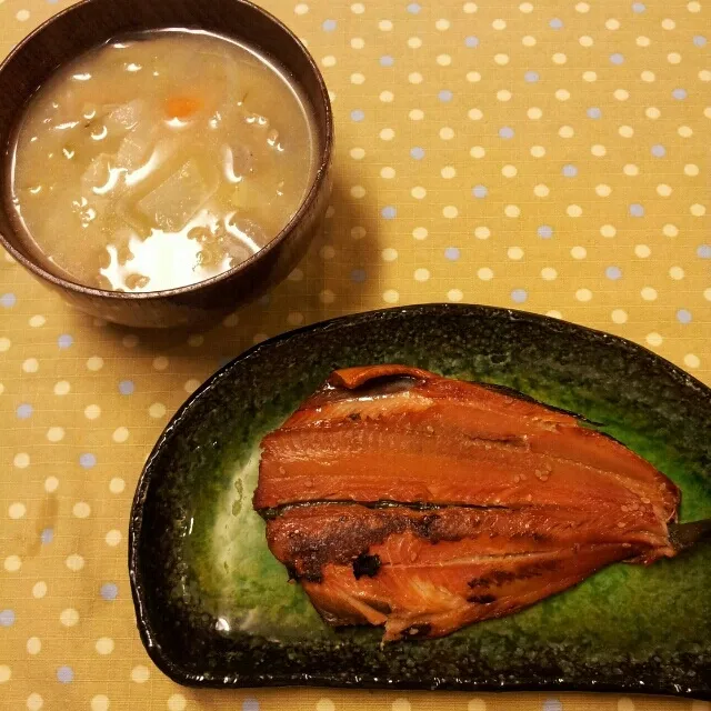 Snapdishの料理写真:ホッケみりん干し  豚汁
豚汁は七味をしっかり効かせていただきます( v^-゜)♪
温かい汁物が美味しい季節になりましたね♪|sakanechiさん