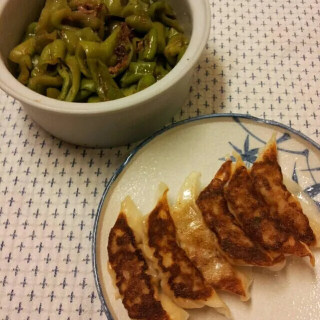 ピーマン煮浸しおかか和え&焼きギョーザ
ピーマンはちょっと甘めに味付けしました♪
ギョーザは40個焼いたけど、あっと言う間になくなりました！|sakanechiさん