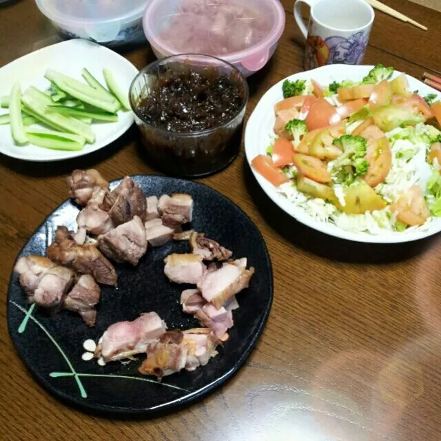 Snapdishの料理写真:地鶏の塩焼き、野菜サラダ、もろきゅうetc.
地鶏、最高です(￣▽￣)ゞゴリゴリ歯応えが大好きです♡
氷結レモン、甘くなくて美味しい~♪|sakanechiさん