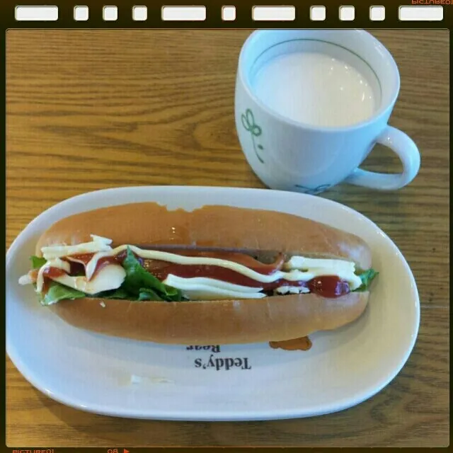 Snapdishの料理写真:ホットドッグ
息子の朝食☆ケチャップマヨネーズでパクパク間食♪
写真撮る前に食べられたけど、何で横から食べたのやら(￣▽￣;)|sakanechiさん