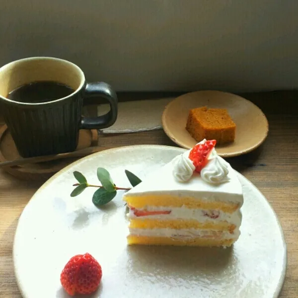 イチゴのショートケーキ
ふんわりだけど、意外としっかりしたスポンジにたっぷり生クリーム♪お代わりしたくなる美味しさでした(*^^*)|sakanechiさん