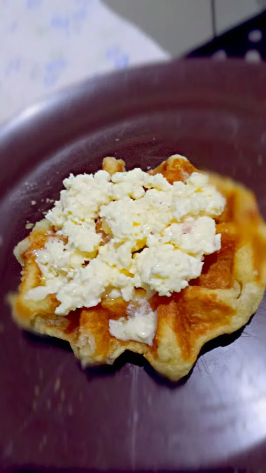 Belgian waffle with cream cheese topping|laksmi nurul ismiraさん