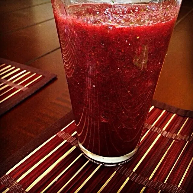 Raw Juice: Carrots, Watermelon, Banana, Apple, Kale, Beets, Grapes, Strawberries and Cucumber|Curt Chillさん