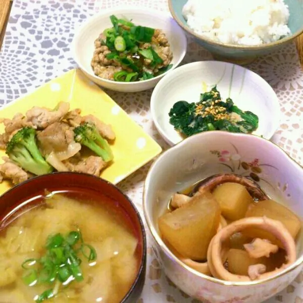 Snapdishの料理写真:☆イカと大根の煮物
☆豚とブロッコリーのにんにく炒め
☆ホウレン草のごま和え
☆納豆|まりーんさん