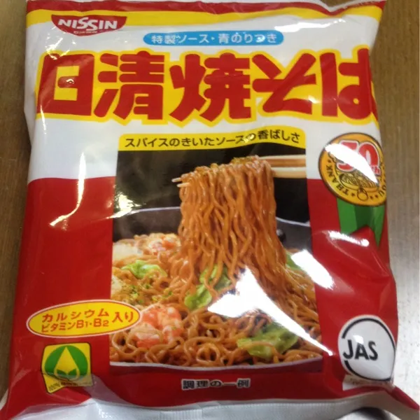 日清焼きそば。粉末ソースが混ぜる時に飛び散るのが終盤の山場。スパイスが効いた味が独特。まあ好きかな。|masahiroさん