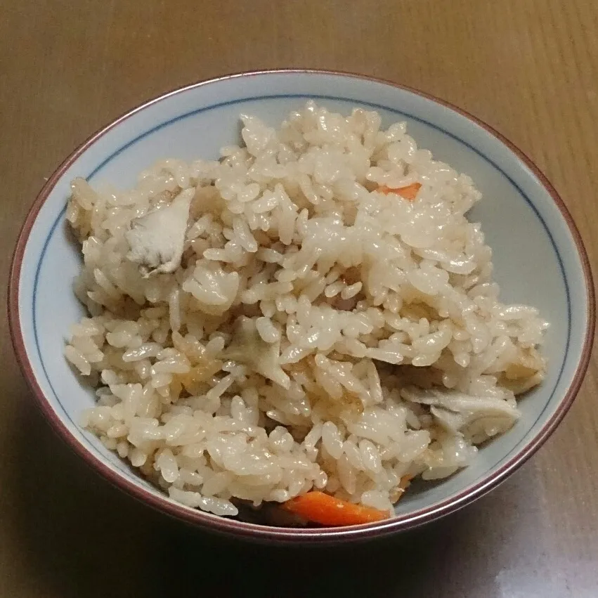 舞茸ご飯。炊いてみた。出汁が足りなかった、揚げをもう少し増やしても良かったなど、反省点満載。次は美味しく作るよ！|masahiroさん