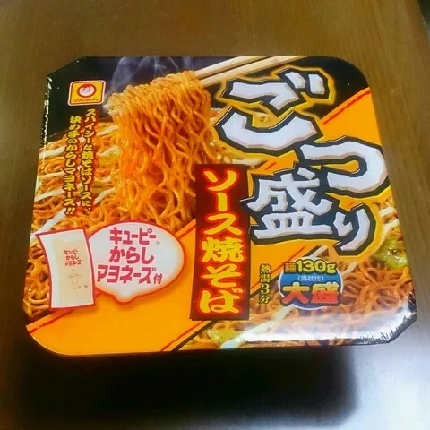 ごつ盛焼そば。麺の量が多い。カヤクがキャベツのみなのも肉嫌いには嬉しい。あと辛子マヨネーズが付いているのもいい。味も妥当。たっぷり食べたい時に満足をいただける。さらに、価格が100円近辺なのも味方だ。|masahiroさん