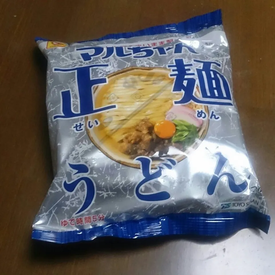 新製品。正麺。うどん。スープは、讃岐うどん味。問題の麺。茹でてる時は、インスタントうどんの太さ、薄さで、何となく頼りない。でも、舌触りツルツルで、それなりにコシ がある。|masahiroさん