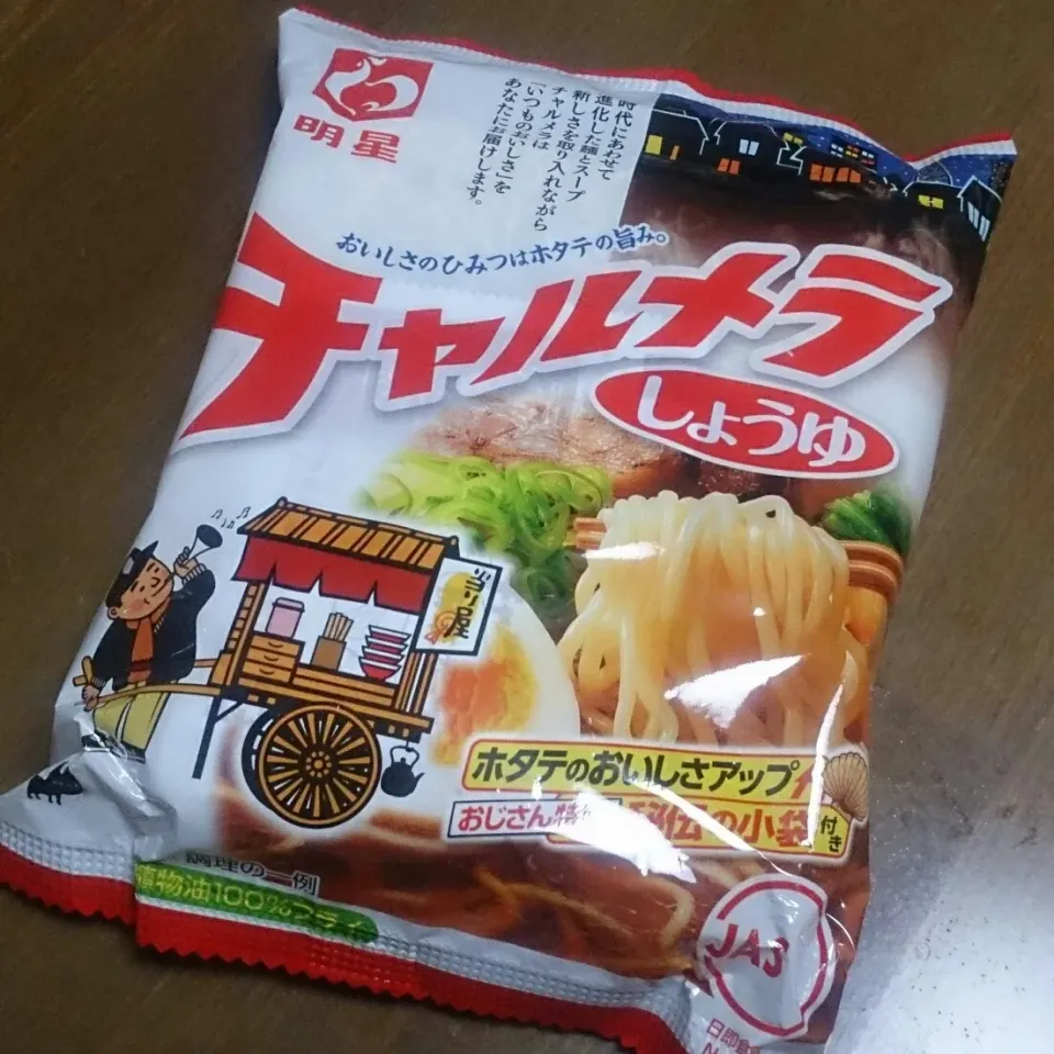 チャルメラ醤油味。スープに個性あり。ホタテの香り。秘伝のスパイスなる小袋が付いているが、コショウのようです。
麺はかんすいバッチリで、歯応えあって旨い。|masahiroさん