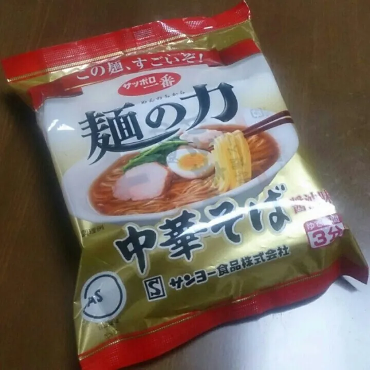 Snapdishの料理写真:麺の力 中華そば。サッポロ一番のサンヨー食品の商品だが、サッポロ一番との味のつながりはなく、別物。スープも液体。麺は生麺風だけど、僕はどちらかというと、インスタントラーメンの風情の麺の方が好きだな。|masahiroさん