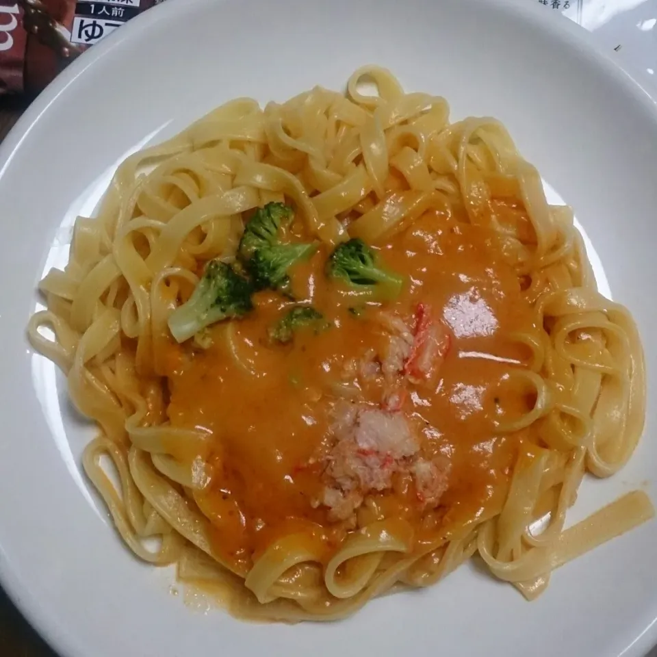 Snapdishの料理写真:紅ずわい蟹のトマトクリーム。冷凍食品。生パスタ使用。たった6分で、袋から出したまま、何にも触らず撮影。ここまで、完成形で、出てくると思わなかった！しかも、300円弱。コンビニ弁当は完敗になる。|masahiroさん