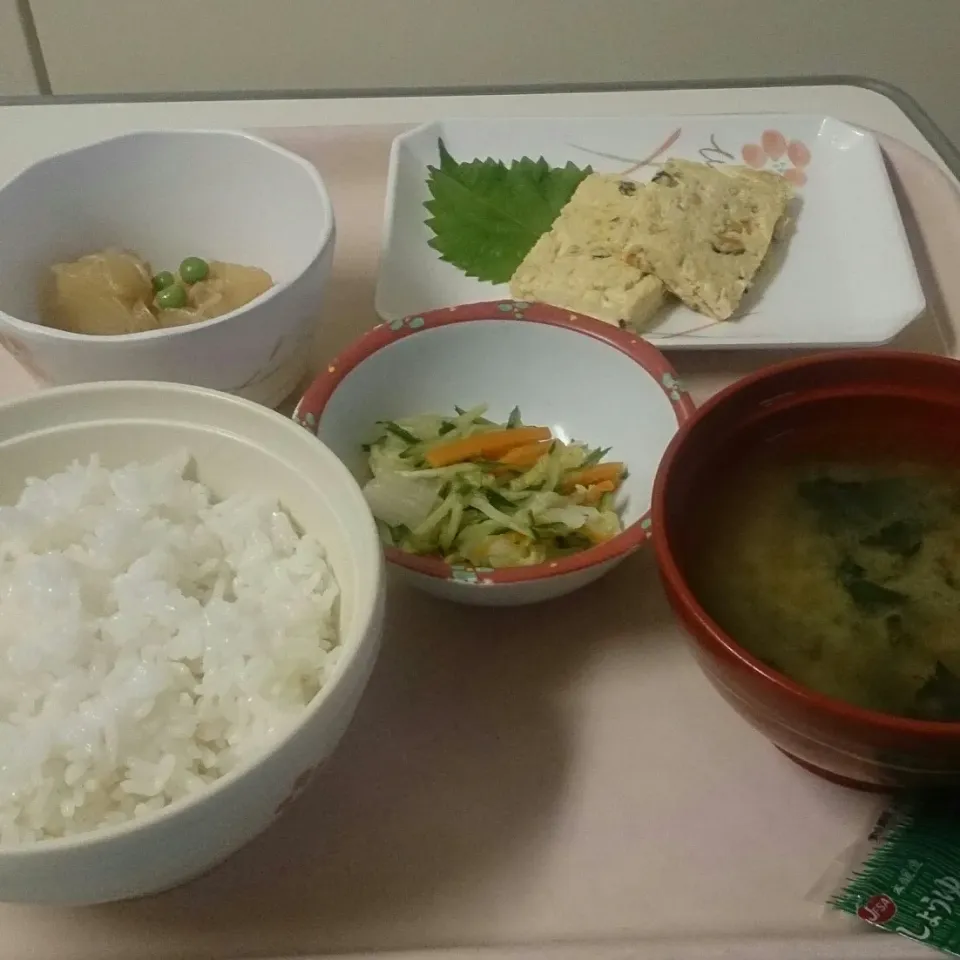 23日から入院してる。病院での夕食。余計なもの食べないで出てくるものだけ食べてたら体重は落ちます。|masahiroさん