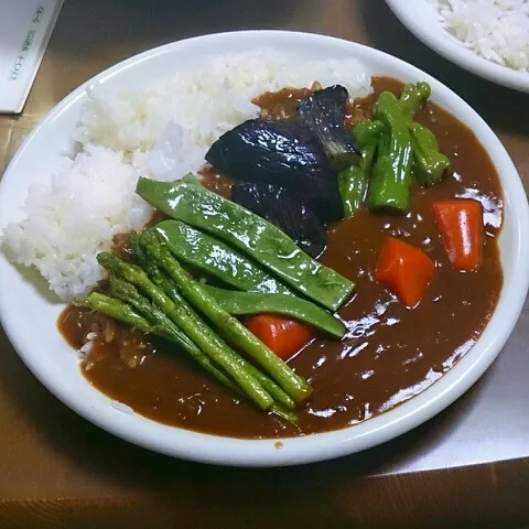 野菜カレー。ニンジン、玉ねぎ以外は、素揚げしてトッピングした。ほとんどが、貰い物の野菜。|masahiroさん